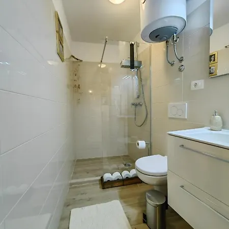 Backstage Apartment *
